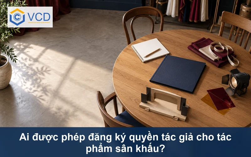 Bàn họp sân khấu với sổ kịch bản, mẫu phục trang, đèn và bìa hồ sơ navy