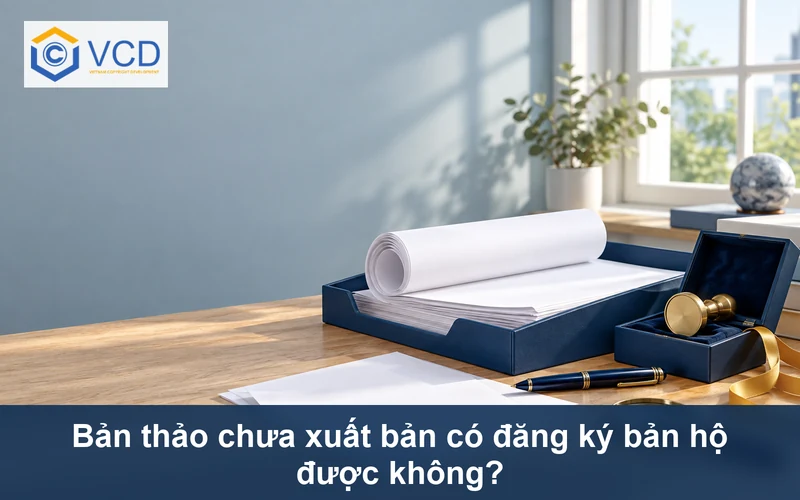 Bản thảo giấy trắng trong khay cùng con dấu và hộp lưu trữ