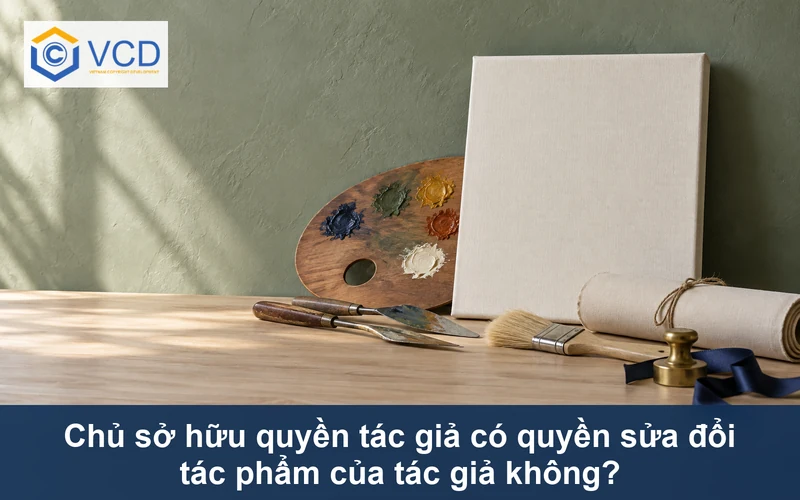 Xưởng sáng tác với toan trắng, bảng pha màu, dao vẽ, cuộn vải và con dấu đồng
