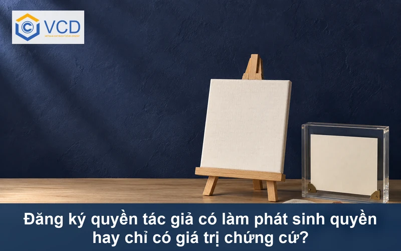 Tác phẩm trên giá vẽ đặt tách biệt với thẻ chứng cứ trong hộp lưu trữ trong suốt