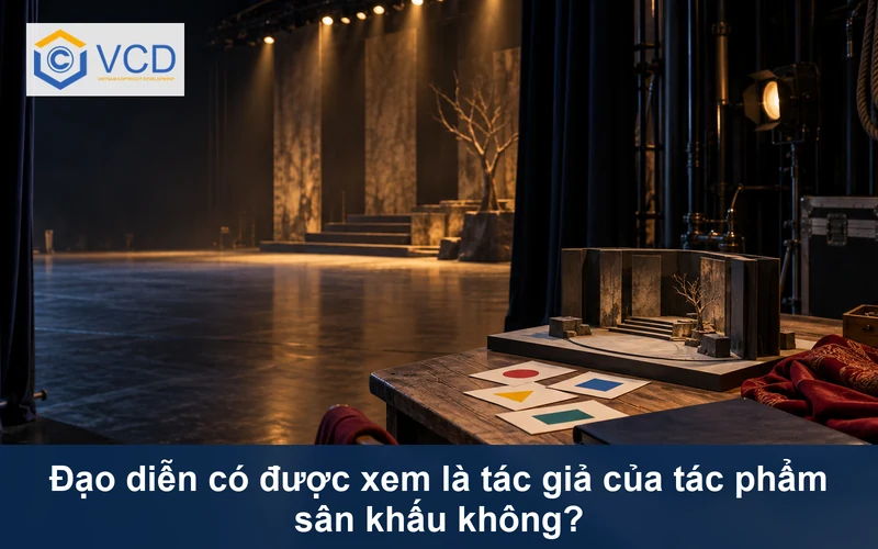 Bàn chỉ đạo với mô hình sân khấu, thẻ phân cảnh trống và bìa hồ sơ navy