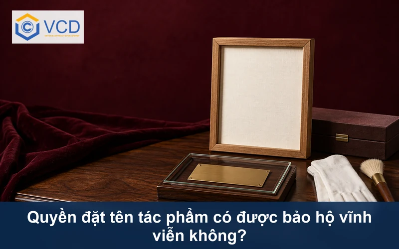 Khung tác phẩm và bảng tên đồng trắng được bảo quản dưới kính trong phòng lưu trữ